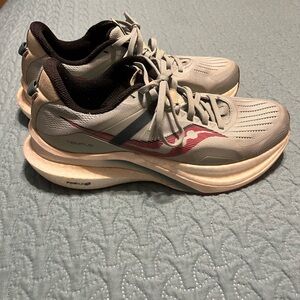 Saucony Women’s Tempus Running Shoes in Light Gray with Red Accent